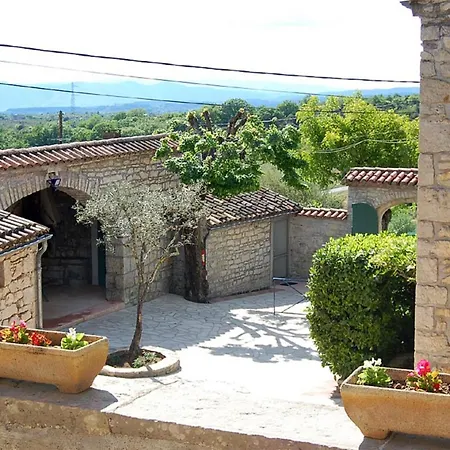 Oustaou - Village De Joyeuse